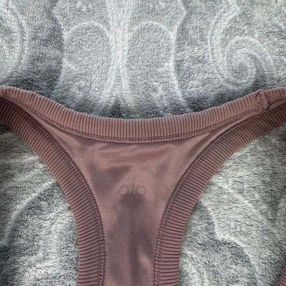 Womens Alo Yoga Support Rib-knit Tank - Picture 3 of 3